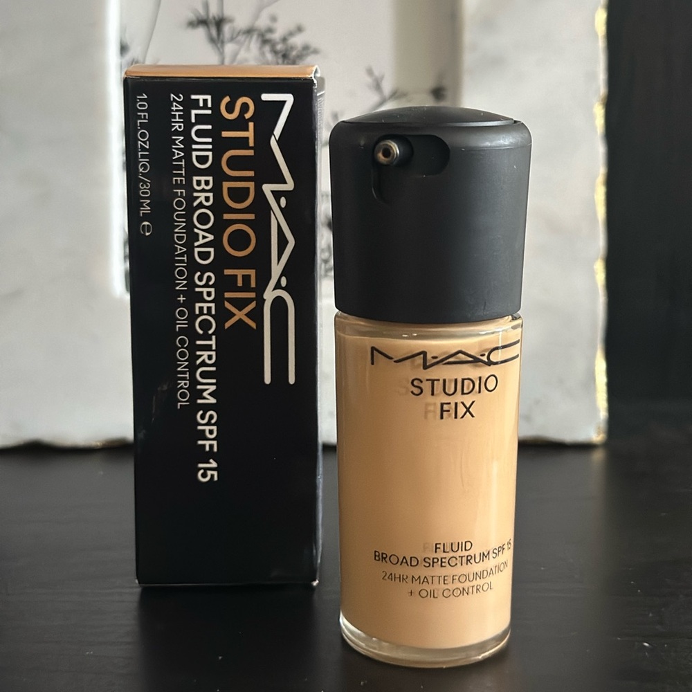 MAC Studio Fix Fluid SPF 15 24Hr Matte Foundation + Oil Control, 1.0 OZ 30 ML